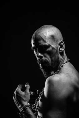 zinciri yırtan vahşi bir adamın siyah beyaz portresi 
