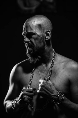 zinciri yırtan vahşi bir adamın siyah beyaz portresi 