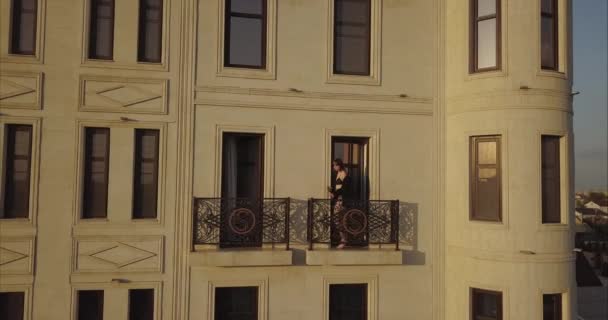Σέξι Κορίτσι Εσώρουχα Στέκεται Στο Μπαλκόνι Του Ξενοδοχείου — Αρχείο Βίντεο