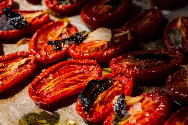 Gedroogde tomaten met knoflook, basilicum en zout — Stockfoto