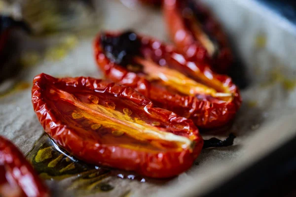 Gedroogde tomaten met knoflook, basilicum en zout — Stockfoto