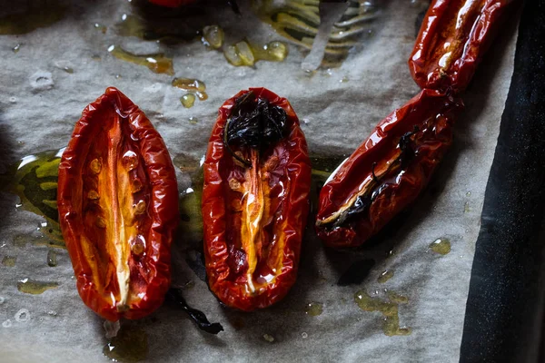 Gedroogde tomaten met knoflook, basilicum en zout — Stockfoto