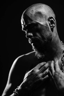 zinciri yırtan vahşi bir adamın siyah beyaz portresi 