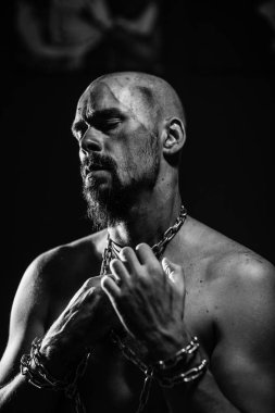 zinciri yırtan vahşi bir adamın siyah beyaz portresi 