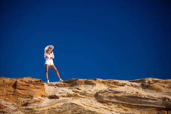 Chica atractiva en puestos blancos en la playa — Foto de Stock