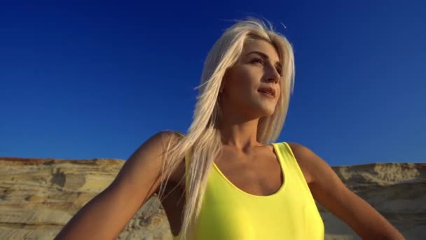 Спортивная Молодая Привлекательная Блондинка Смотрит Вдаль Пляже Фоне Песка Голубого — стоковое видео