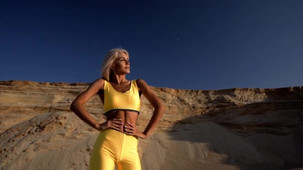 Young athlete woman stretches on the beach — Stock Footage Young Athlete Woman Stretches Beach Video Clip