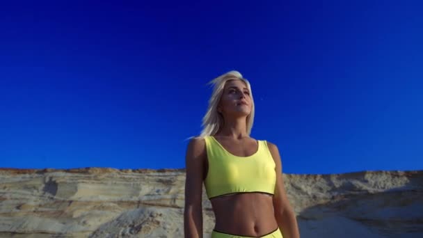 Sport Blond Dívka Jít Pláž — Stock video