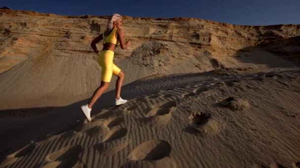 Σπορ Ξανθά Τρέχει Στην Παραλία — Αρχείο Βίντεο
