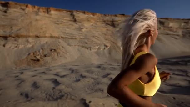 Sport blond run on the beach — Stock Footage Sport Blond Run Beach Royalty Free Stock Video