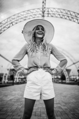 şehirde bir yürüyüş bir şapka mutlu kız