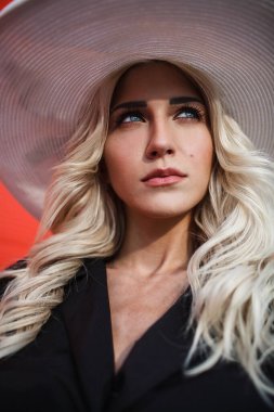 Beyaz şapkalı güzel kadın