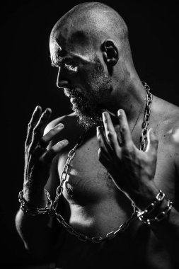 zinciri yırtan vahşi bir adamın siyah beyaz portresi 