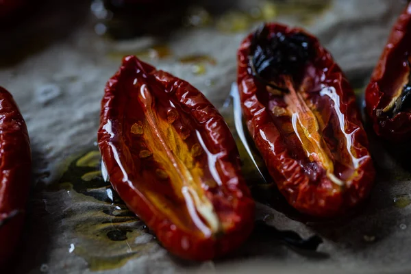 Twee gedroogde tomaten met olijfolie — Stockfoto