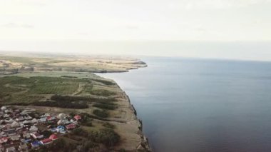 Büyük göl ve yeşil tarlaların en üst manzarası