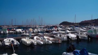 Akdeniz kıyısında birçok yat