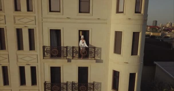 Mujer Con Una Túnica Blanca Pie Balcón Del Hotel — Vídeos de Stock