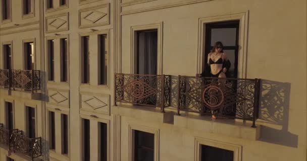 Seksowna dziewczyna w bieliźnie w hotelu — Wideo stockowe