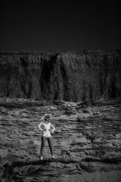 Chica atractiva en puestos blancos en la playa — Foto de Stock