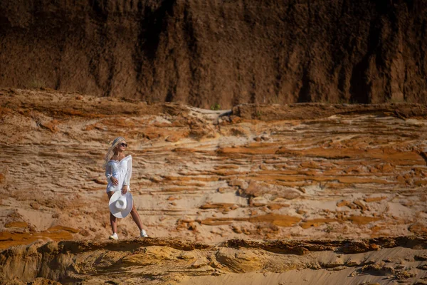 Chica en blanco sobre fondo de arena — Foto de Stock