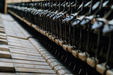 Piyano dize mekanizması