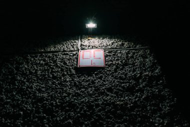 bir fener tarafından aydınlatılmış işareti