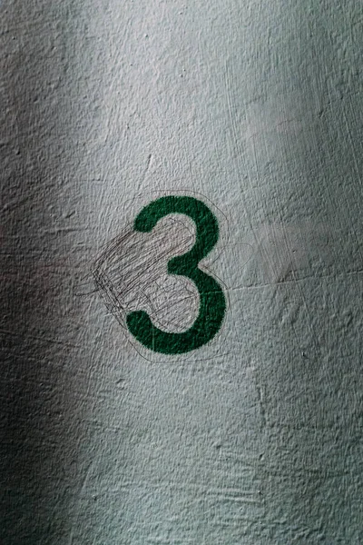 Grüne Zahl Weißer Wand — Stockfoto