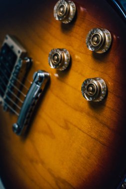 Duvardaki sarı elektro gitar