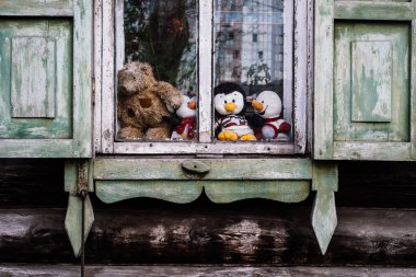 Çocukların oyuncakları eski köy penceresinde