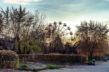 bir yel değirmeni ve dönme dolap ile sonbahar kentsel peyzaj