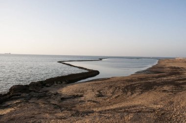 Chipiona İspanya sahilinde Antik taş yapılar düşük gelgit balık yakalamak için