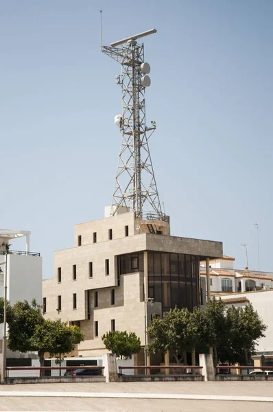 Torre de control de tráfico de barcos en el puerto de Chipiona sobre edificio y cielo azul — Foto de Stock