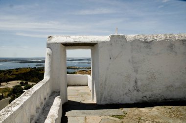 Portekizce Alentejo Monsaraz güzel beyaz köy büyük bir kaya üzerine yerleştirilir