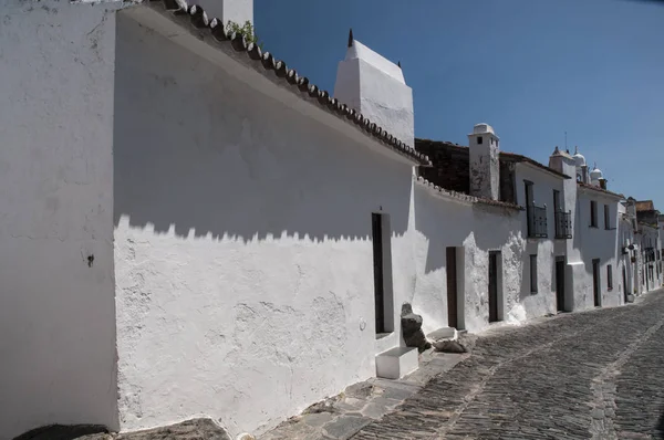 Monsaraz hermoso pueblo blanco en el Alentejo portugués colocado sobre una enorme roca — Foto de Stock