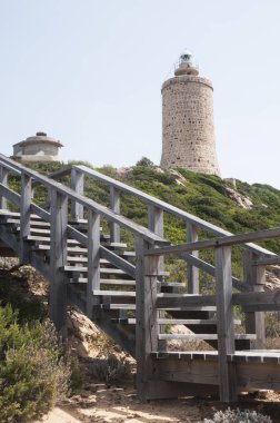 Deniz feneri arayışı içinde sahilden kadar zahara de los Atunes içinde Yürüyüş yolu ve ahşap merdiven