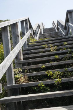 Merdiven ve ahşap geçit Zahara de los Atunes yukarıda ve arka plan mavi gökyüzü ile plajdan yükselen