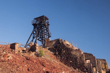 Terk edilmiş cevher madenciliği kulesi eski demir madeni