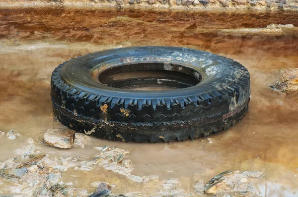 Rueda de coche abandonada en una vieja mina de cobre — Foto de Stock
