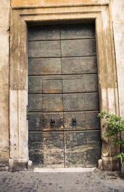 Roma kırmızımsı taş binaların bir sokakta Cephe ve kapı