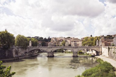 Vittorio Emmanuelle Ii Köprüsü Roma'da Tiber Nehri üzerinde güzel köprü