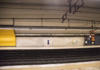 Roma'da boş tren istasyonu