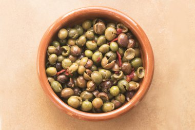 Ev yapımı bölünmüş ve kemiksiz zeytin. Güney C 'nin geleneksel tarzında giyinmiş. Sarımsak, kurutulmuş kırmızı biber, kekik, tuz ve sirke.