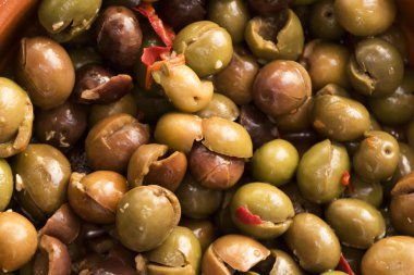 Ev yapımı bölünmüş ve kemiksiz zeytin. Güney C 'nin geleneksel tarzında giyinmiş. Sarımsak, kurutulmuş kırmızı biber, kekik, tuz ve sirke.