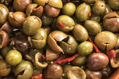 Ev yapımı bölünmüş ve kemiksiz zeytin. Güney C 'nin geleneksel tarzında giyinmiş. Sarımsak, kurutulmuş kırmızı biber, kekik, tuz ve sirke.