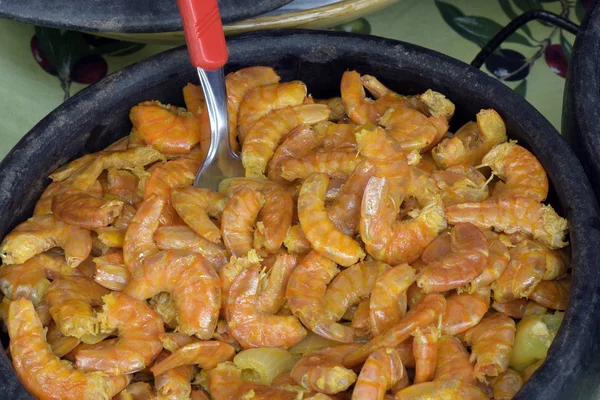 Portion of fried shrimp, one of the fillings of the traditional Afro-Brazilian dish acaraje, in clay pan — Stock Image Portion Fried Shrimp One Fillings Traditional Afro Brazilian Dish Acaraje Stock Image