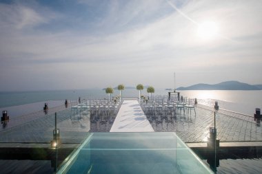 Açık Hava düğün için dekore edilmiş beyaz sandalye