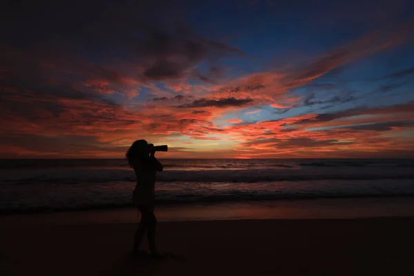 Silhouette Young Woman Photographer Seashore Beautiful Sunset — Stock Photo, Image