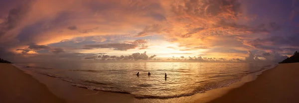 Siluetas Personas Divirtiéndose Mar Atardecer — Foto de Stock