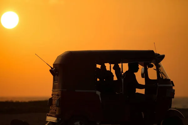 Silhouette Homme Conduisant Tuk Tuk Coucher Soleil — Photo