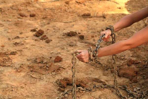 Human Hands Old Rusty Chains Sandy Beach — Stock Photo, Image